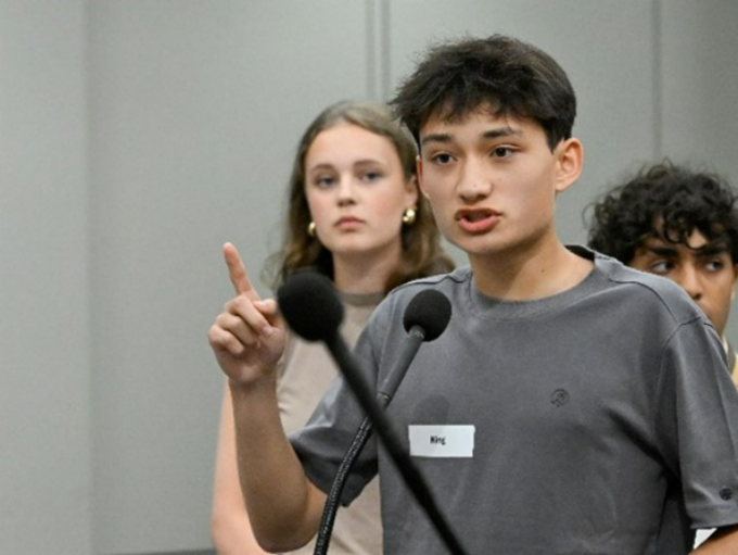Mooi leerlingtoernooi in Eerste Kamer 